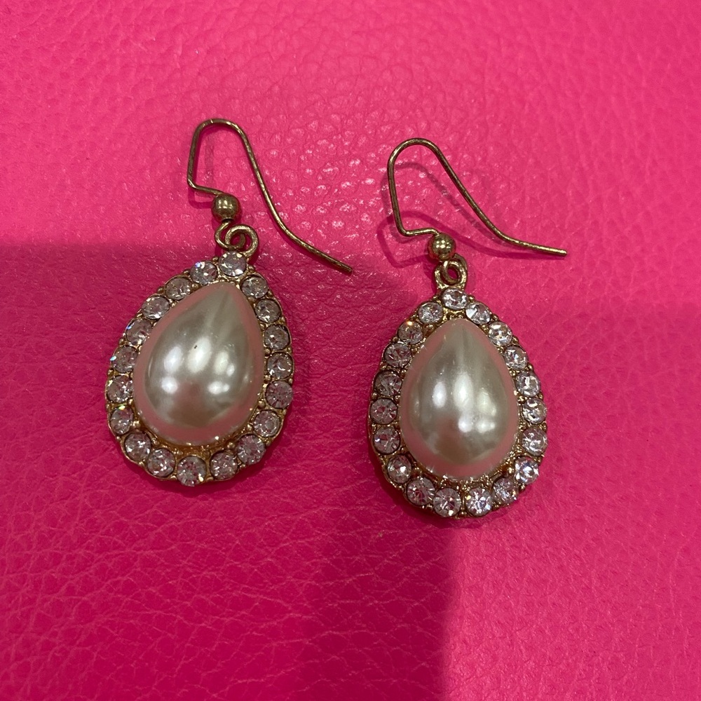 Elegant Pearl Drop Earrings with Gold Accents